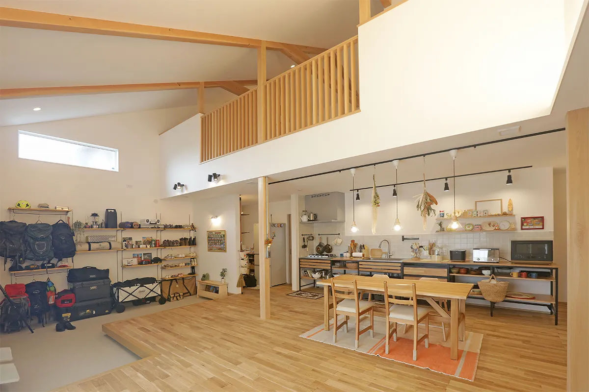 ひとつながりの大空間LDKでくつろぐ無垢の家